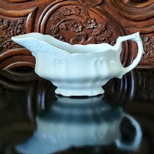 Early 1900s White Royal Ironstone Scalloped Gravy Boat by Johnson Brothers